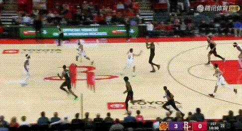 戏多——狄龙、阿门开场就干起来了。
图1：杜兰特持球反击先推翻一个，阿门也撞翻狄