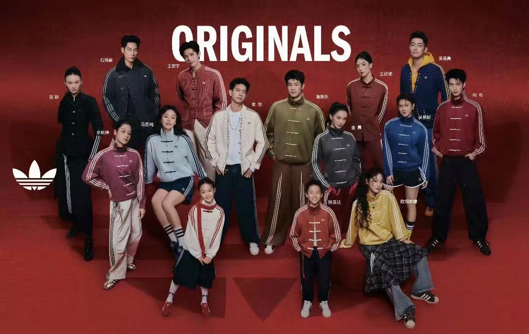 网友现在在热议阿迪宣传图站位，有一张是李现潘展乐双C位，有一张是李现大C位 