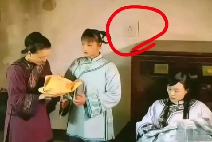 以为是穿帮，没想到只是网友投屏墙上的插座 ​​​