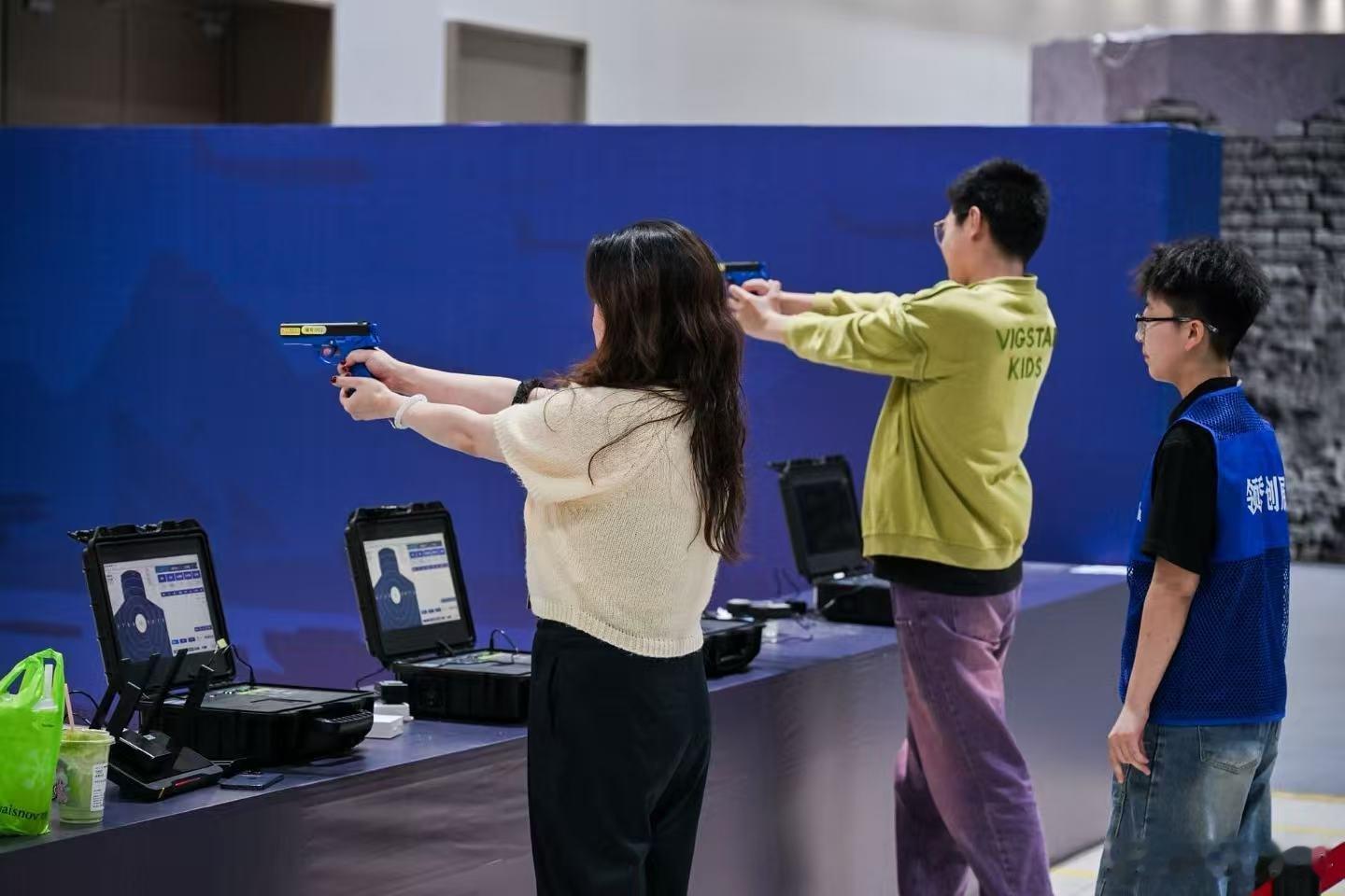 在杭州用AI看懂大国重器原来看大国重器还能这么懂！杭州国防科技嘉年华现场，观众用