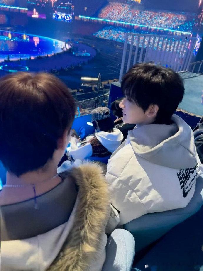 余宇涵去了张杰演唱会余宇涵看张杰演唱会余宇涵去张杰演唱会了没想到有生之年能看到他