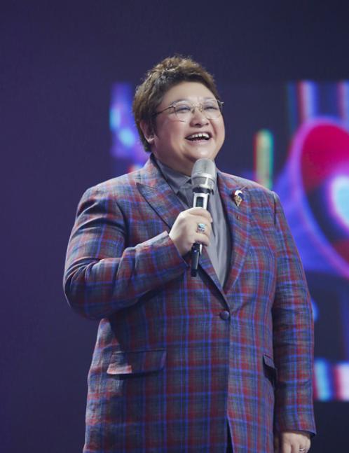 事实证明，53岁还嫁不出去的韩红，已经走上了另一条大道
韩红，53岁，不走寻常路