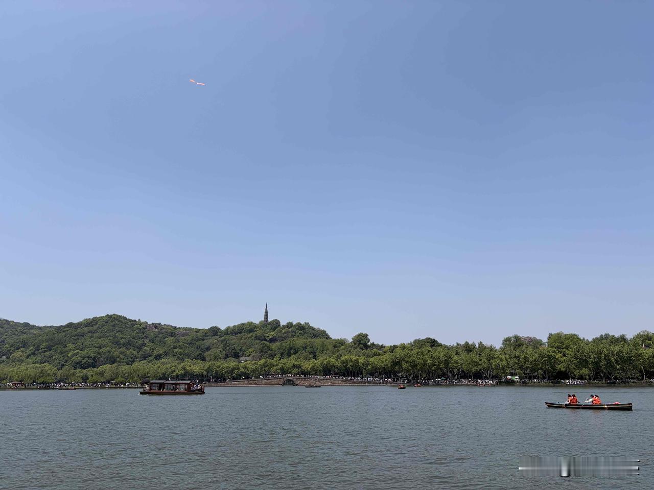 四月春风拂西湖，泛舟登小瀛洲，三潭印月碧水含春，柳绿花繁，一步一景皆是江南温柔。