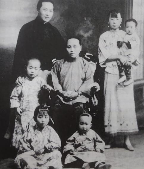 1918年，京剧大师荀慧生娶妻，入洞房后，红盖头一掀，他却吓得脸色大变，立马跳下