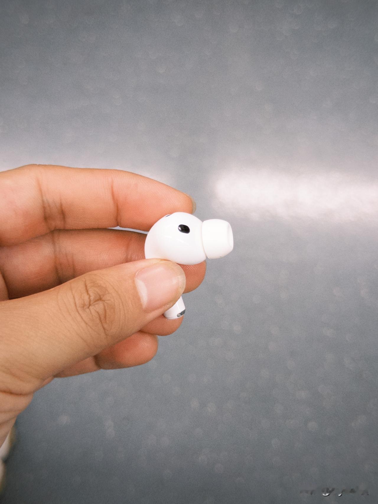 最近白天戴着AirPods Pro开会比较多，入耳式的耳机戴久了耳窝子还是有点受