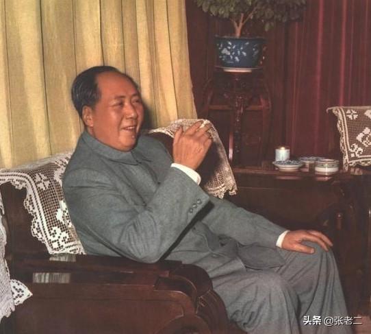 毛主席高度推崇鲁迅，称他骨头最硬，是中国文化革命主将，鲁迅的方向便是中华民族新文