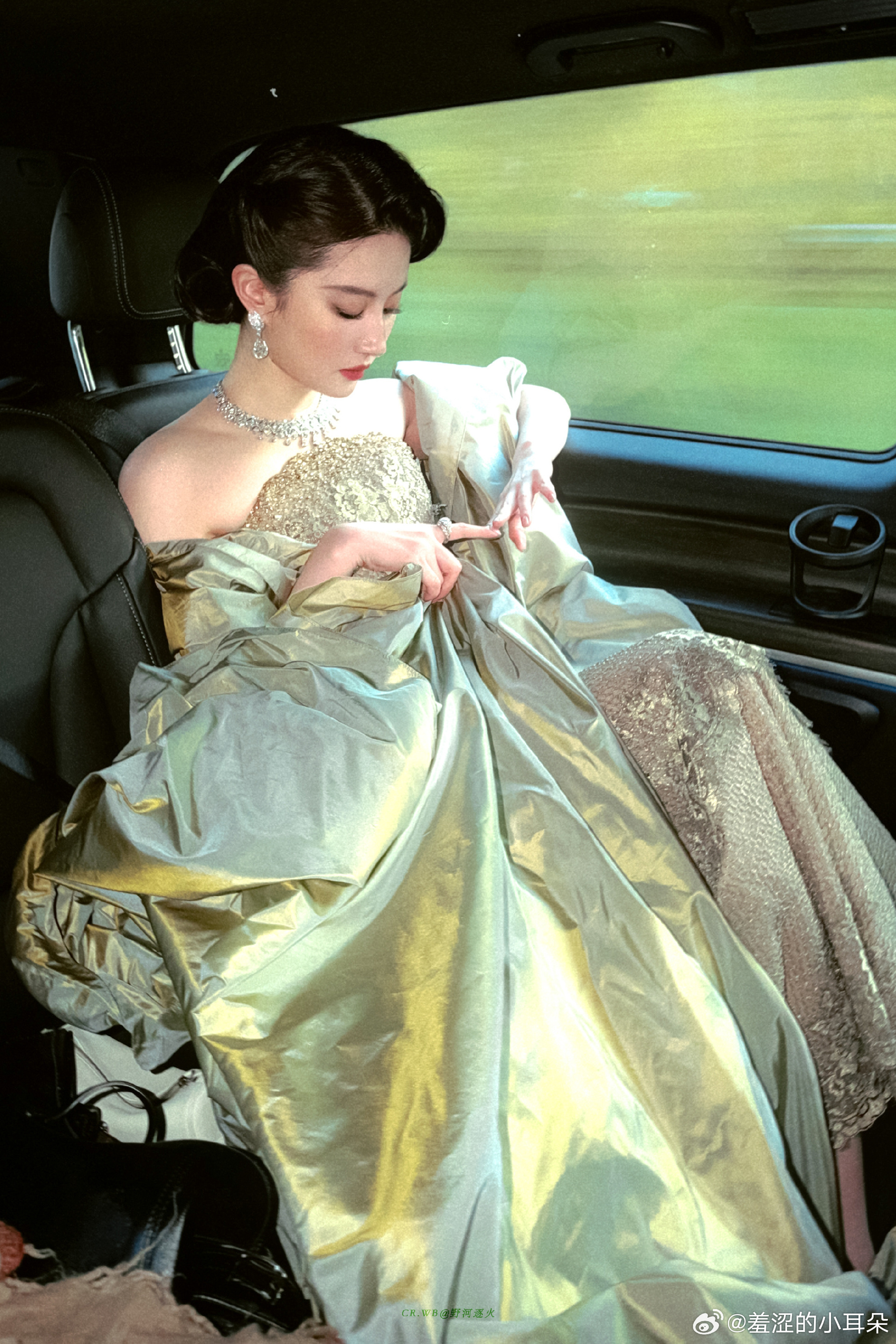 刘亦菲这组图把车换成那种西式马车都毫无违和感，完全那种油画的复古名伶。 