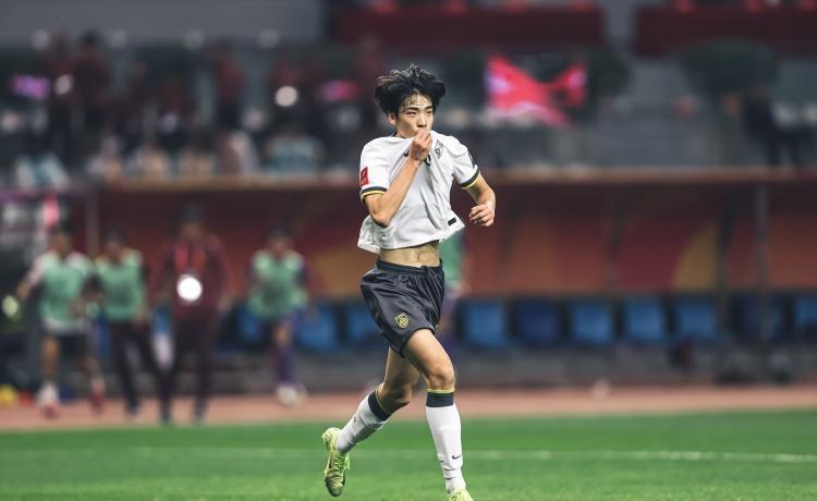 国足迪拜集训，大连前锋朱鹏宇为何获邵佳一火线征调前往参加？

当32岁的蒿俊闵还