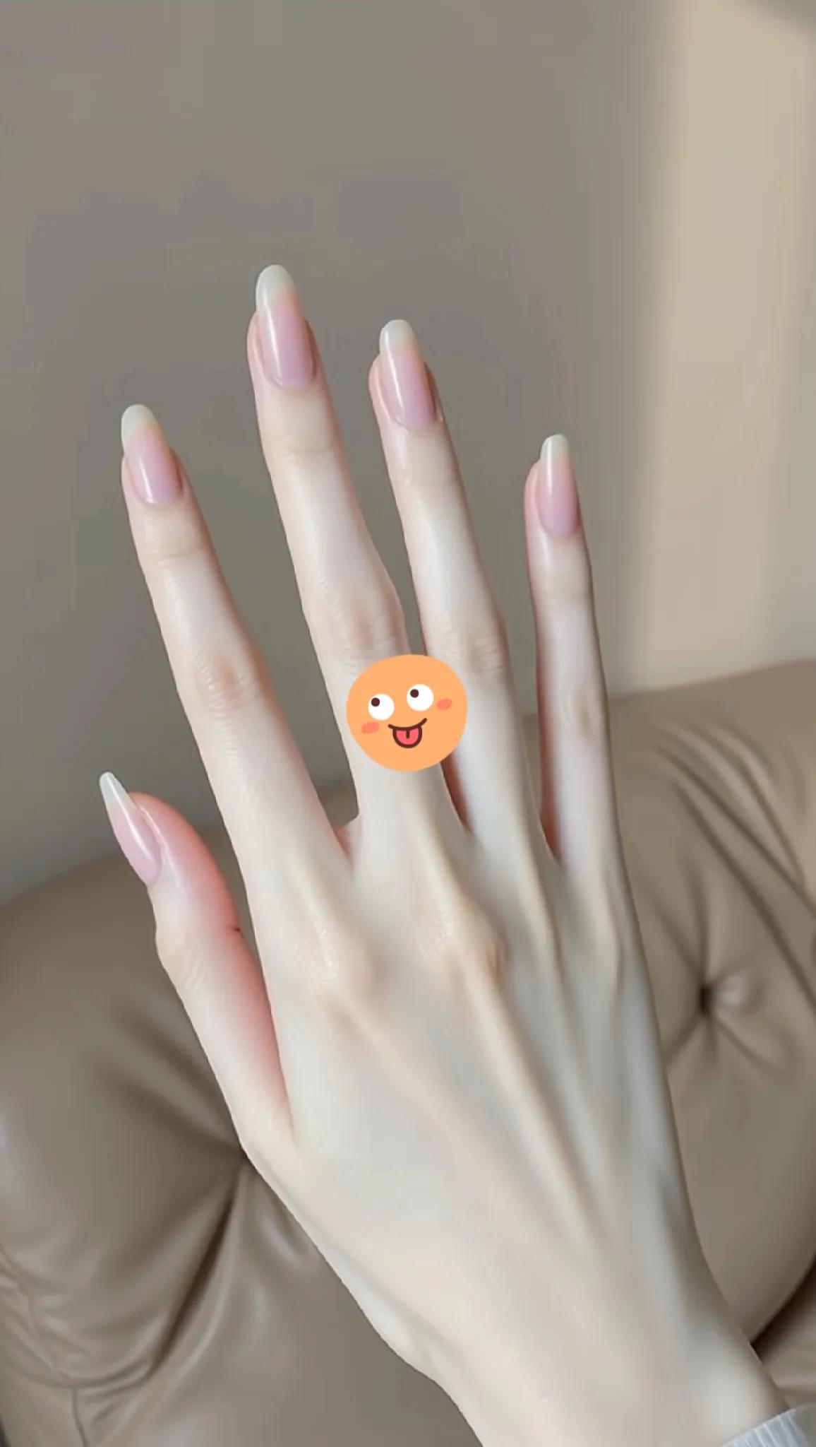 纤纤玉手，笑靥如花。