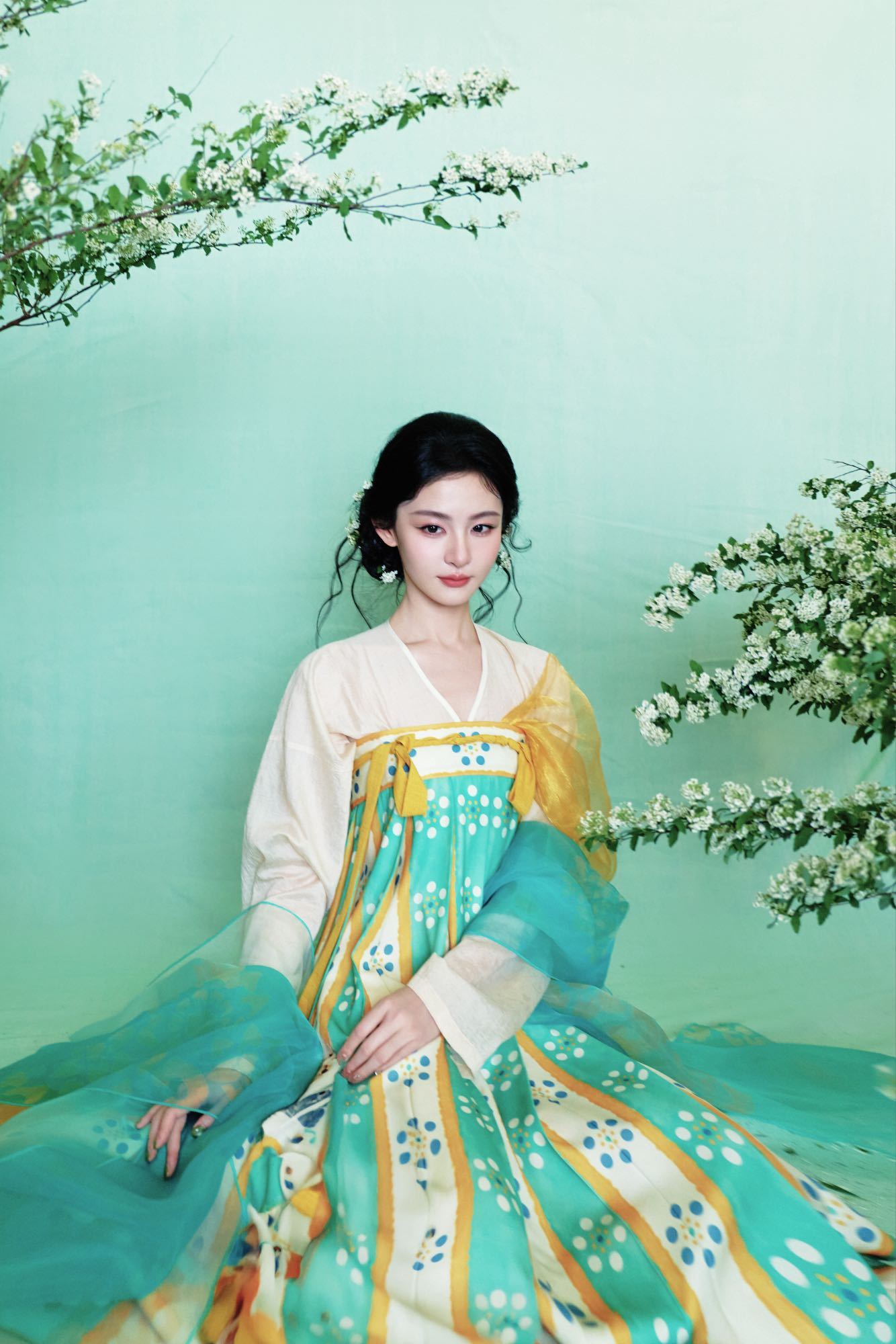 赵晴一袭唐风汉服来到郑州 这身汉服造型也太适合她了，好有东方韵味，用心的女宝努力