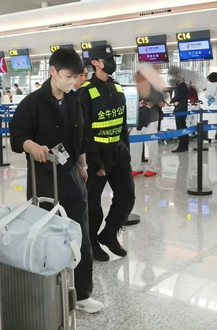 🖤孙颖莎机场酷飒造型出圈！全黑机能风穿搭又A又飒，跟着世界冠军学极简高级感孙颖