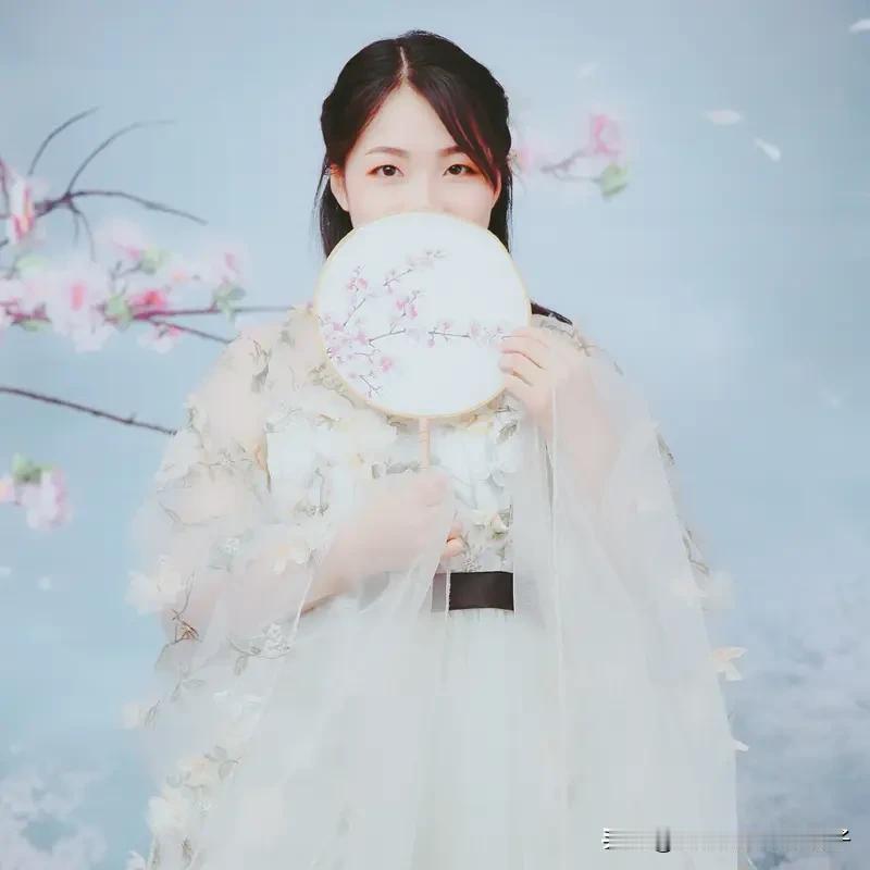 苏之念吃醋整情敌，那场面指定超绝！就像厉烬言，在办公室里醋坛子都打翻了。苏念抱着