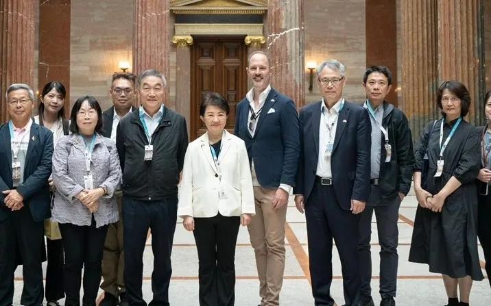 台中市市长参选人卢秀燕14日在脸书发文，提到自己在欧洲行程的最后一天。

她这趟