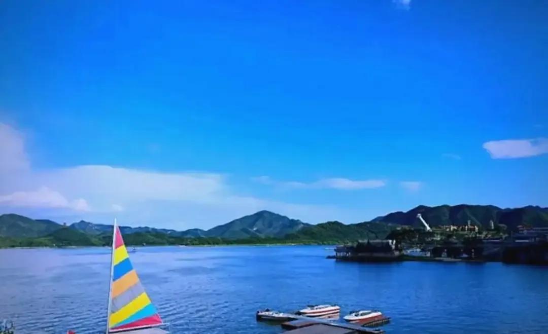 有空一定要来金海湖
中秋国庆双节即将到来，有空您一定要来金海湖，这里天是蓝的，水
