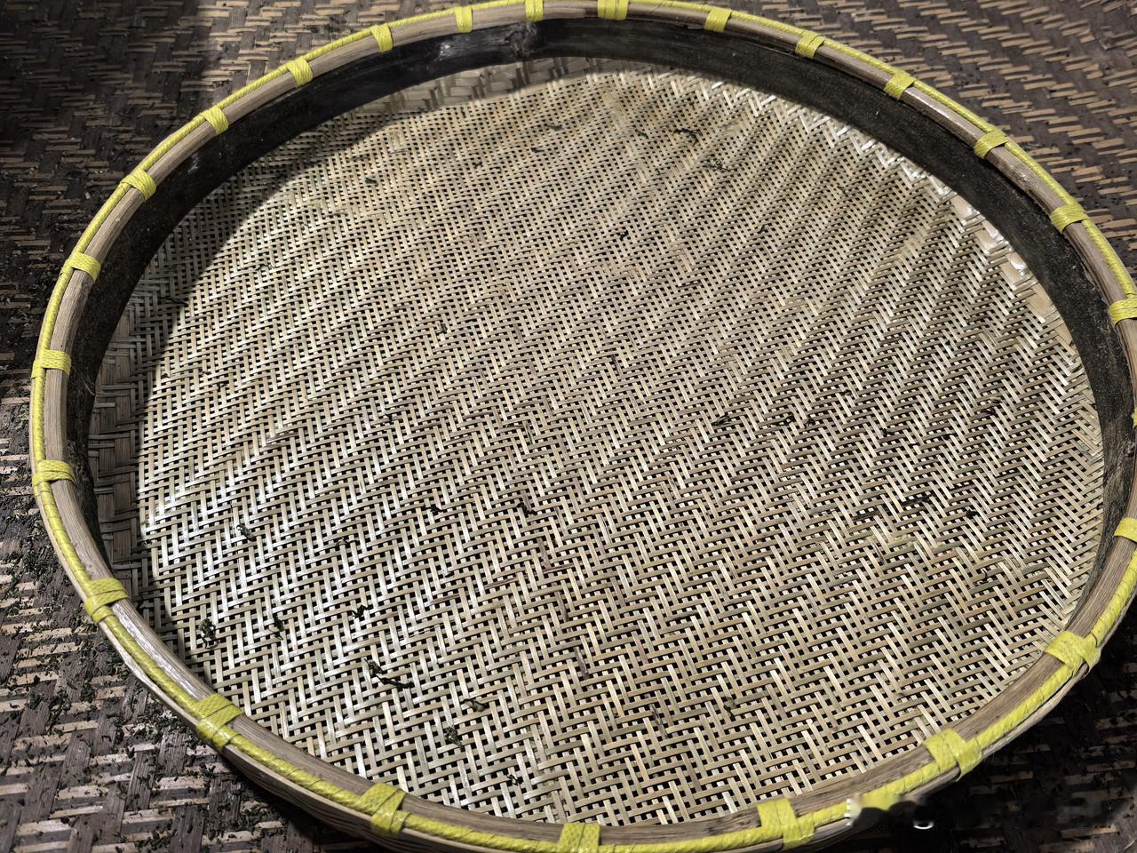 今天中午在老板家吃过饭以后，我打开了院子中的监控，看见俩孩子正在院中坐着，旁边放