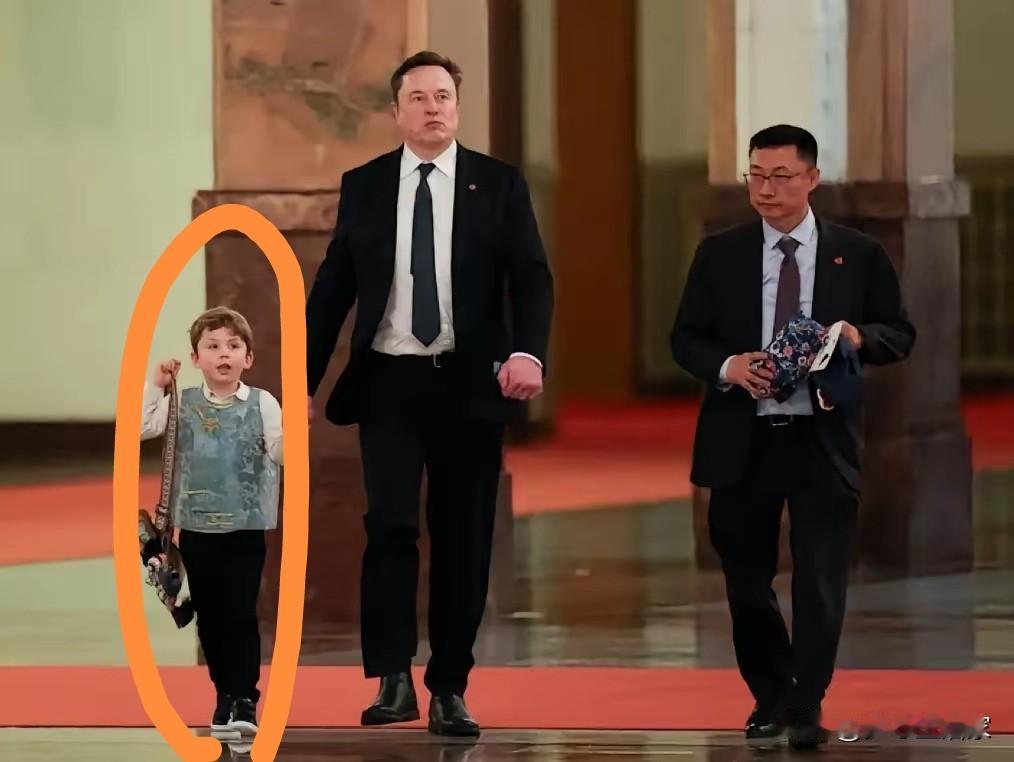 看到马斯克带着幼子现身人民大会堂晚宴。
就知道了“不要让孩子输在起跑线上”，只是