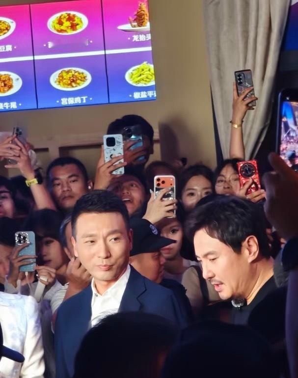 津湾广场路演。欢迎来龙餐馆 ​​​