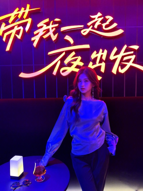 OPPO Find X8 Ultra夜景样张出来了，同样在极具挑战的弱光酒吧场景