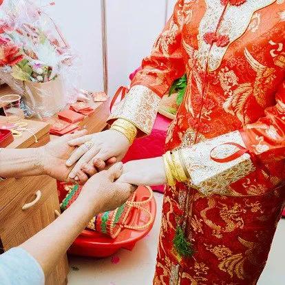 常某和女友谈恋爱一年，订婚了，给了十万块钱彩礼。后来女友怀孕了，但两人因为闹矛盾