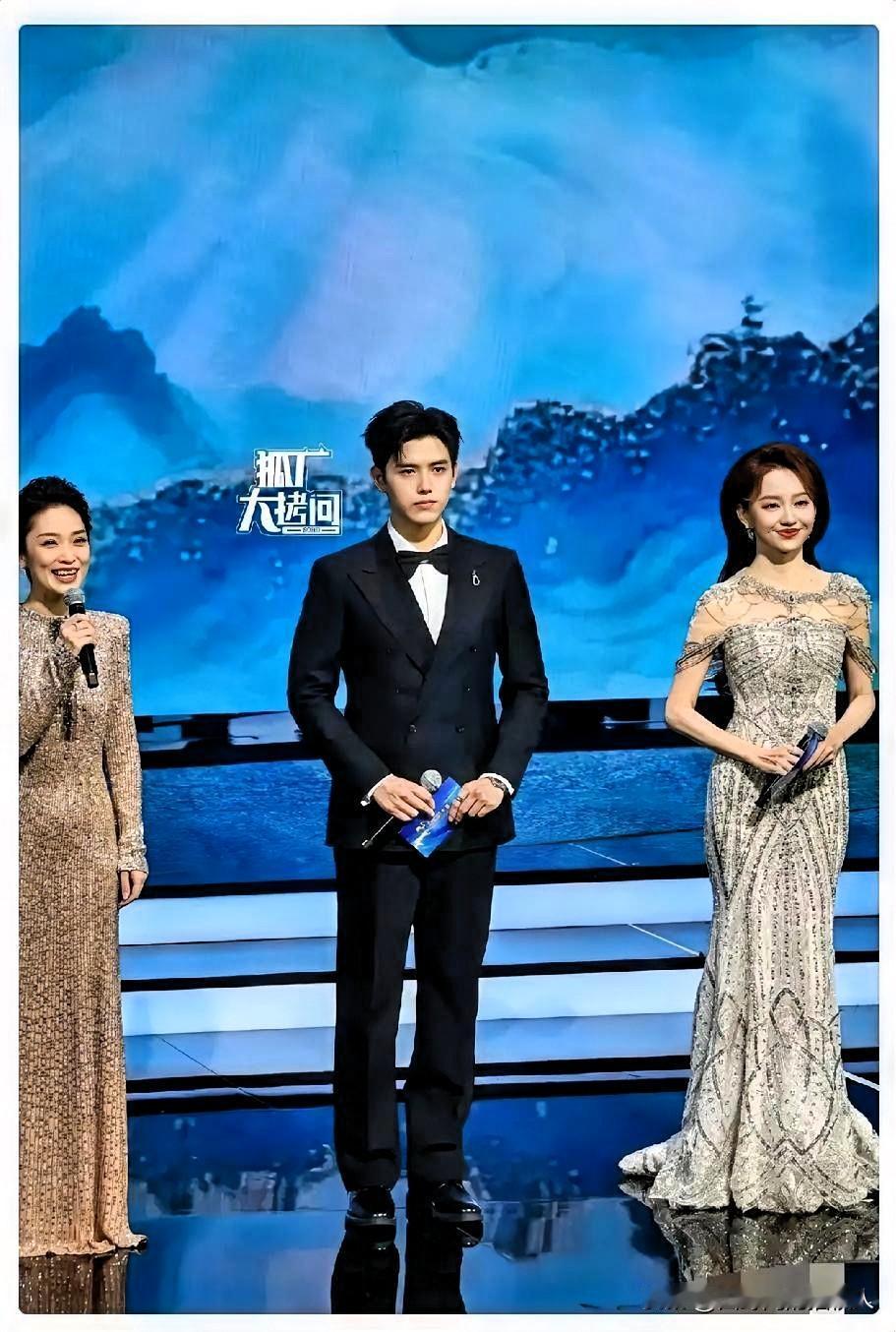 昨天晚上金鸡奖开幕式最尴尬的，
不是男明星穿错了礼服，也不是女明星做错了造型，而