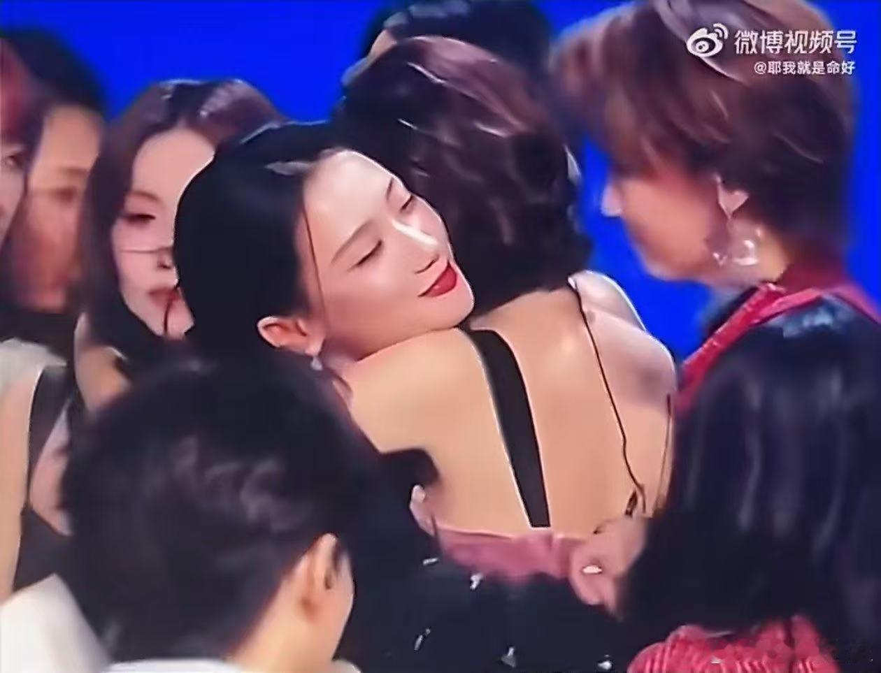 浪姐 夹心饼干吻乘风2026不管是浅吻脸颊还是温柔贴贴，每一幕互动都甜滋滋的 
