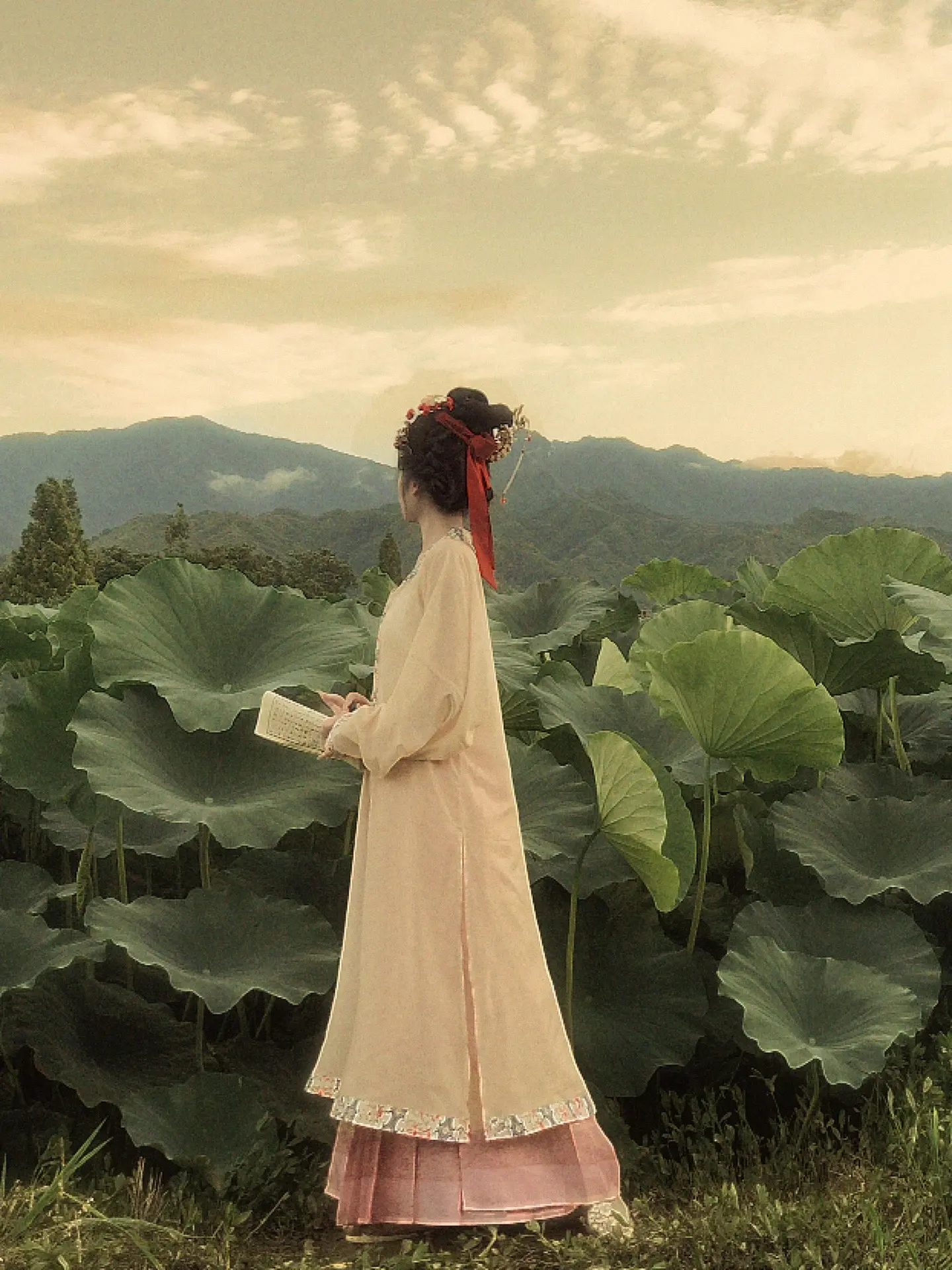 “花谢花飞花满天，红消香断有谁怜……”
