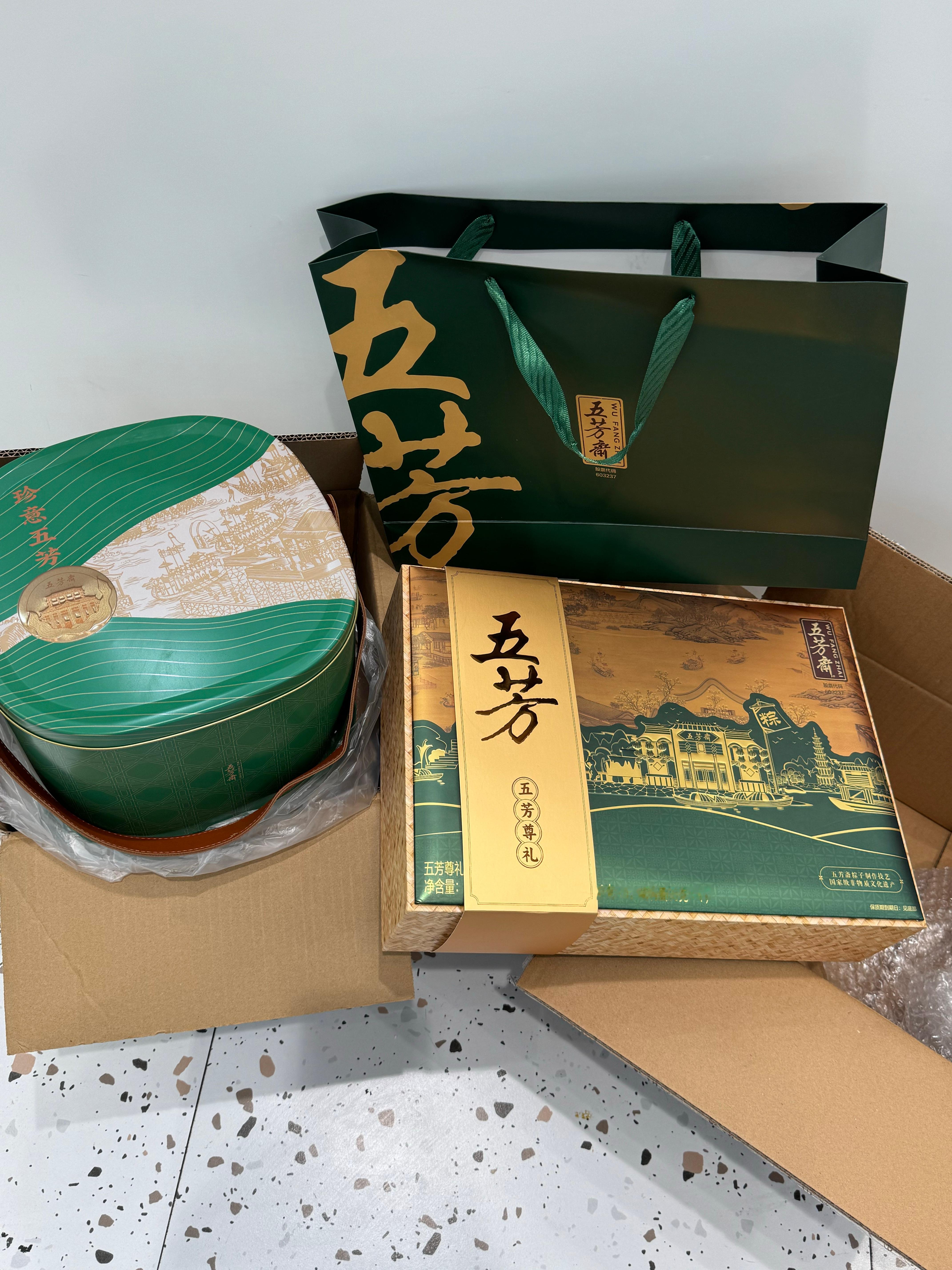 有一说一礼盒包装是真的漂亮可是里面东西 一百多一个礼盒就这好家伙 包装比粽子还贵