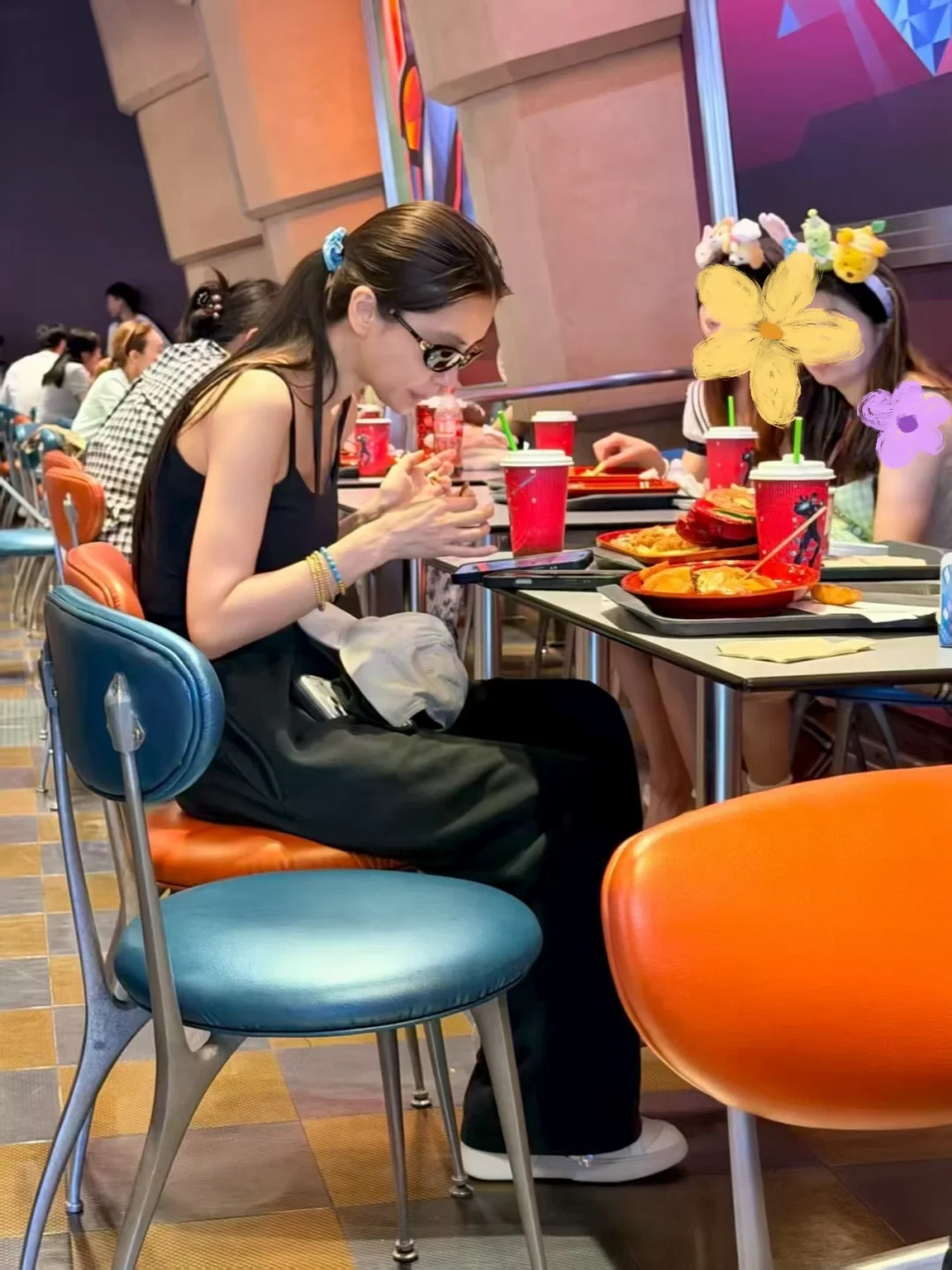 Angelababy陪娃被偶遇，图一黑色T恤的是小海绵 