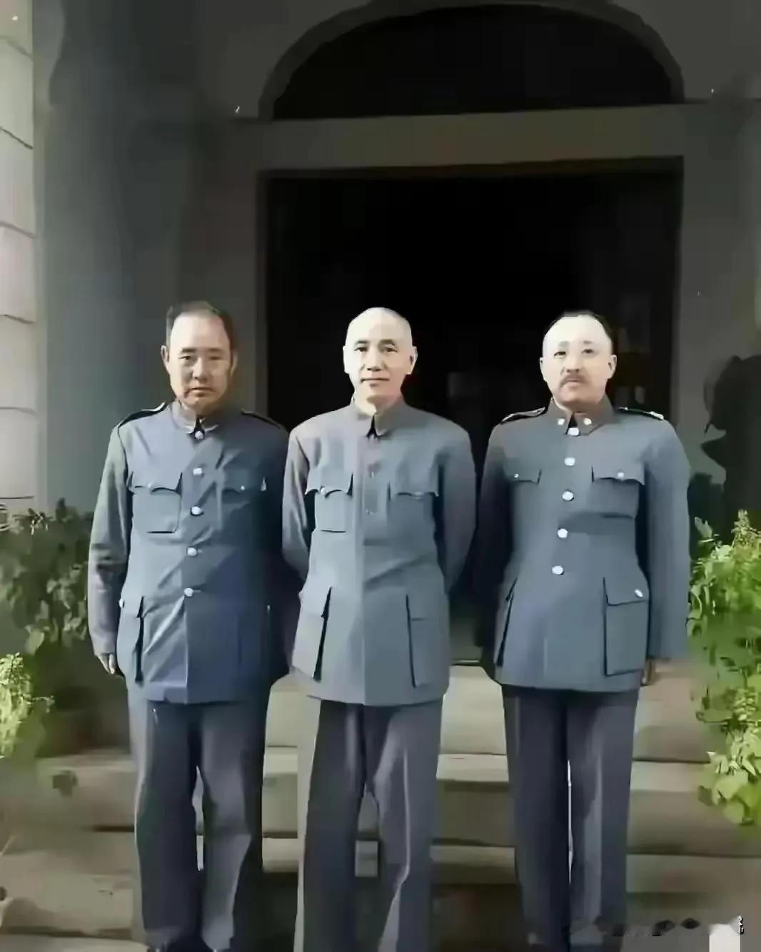 我敢打包票，大多数人都只认识中间穿中山装这位，因为在电视剧中，这位必须要特殊演员