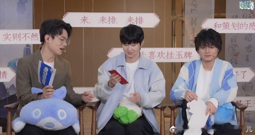 一诺模仿灵宝太可爱了 一诺模仿灵宝也太可爱了吧，我宣布此刻的一诺就是最可爱的宝宝