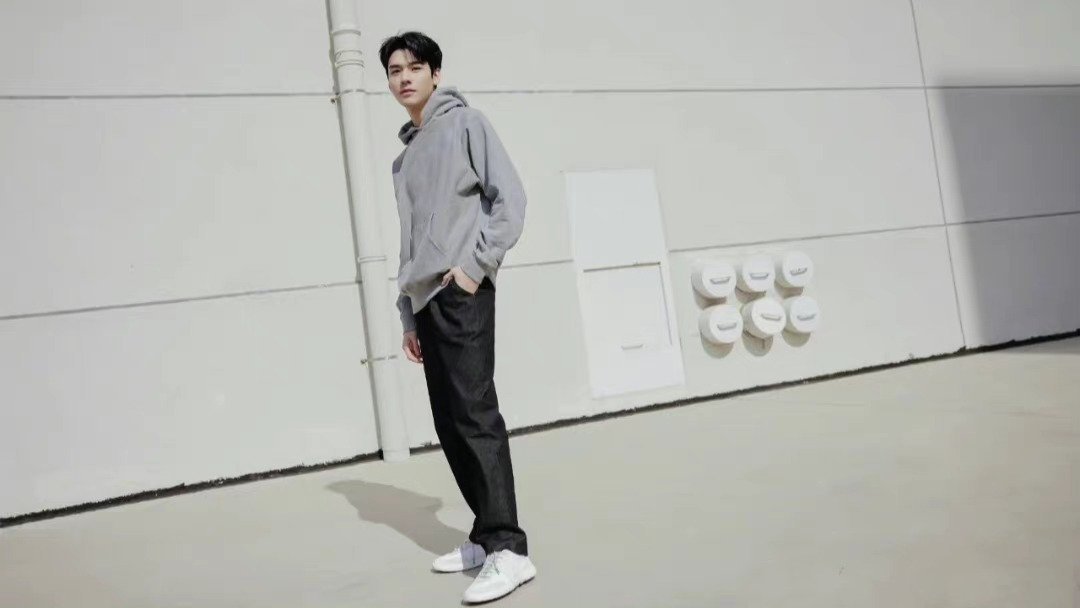 守护龚俊[超话] 今天没什么特别的事，只是风路过窗边时，我忽然很想你​​​