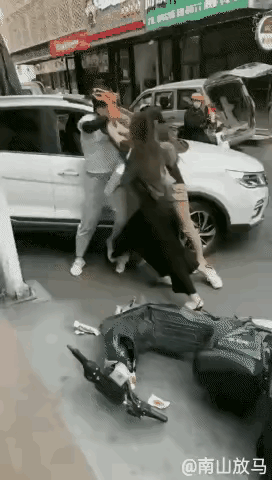 这个男人战斗力爆表，可惜选错了攻击力强，堂堂一个大男人，不管跟一个女人打架，还是
