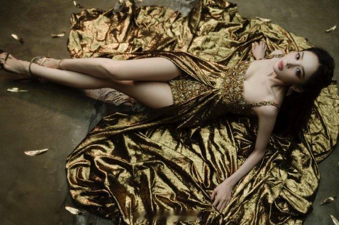 娜扎演绎尊界S800新春灯语 被娜扎的红毯颜值狠狠拿捏！一袭礼服亮相“星光大道”