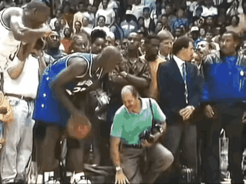 这应该是乔丹最被低估的扣篮了吧？表面上来看，这个扣篮的难度并不是很高，但是实际上