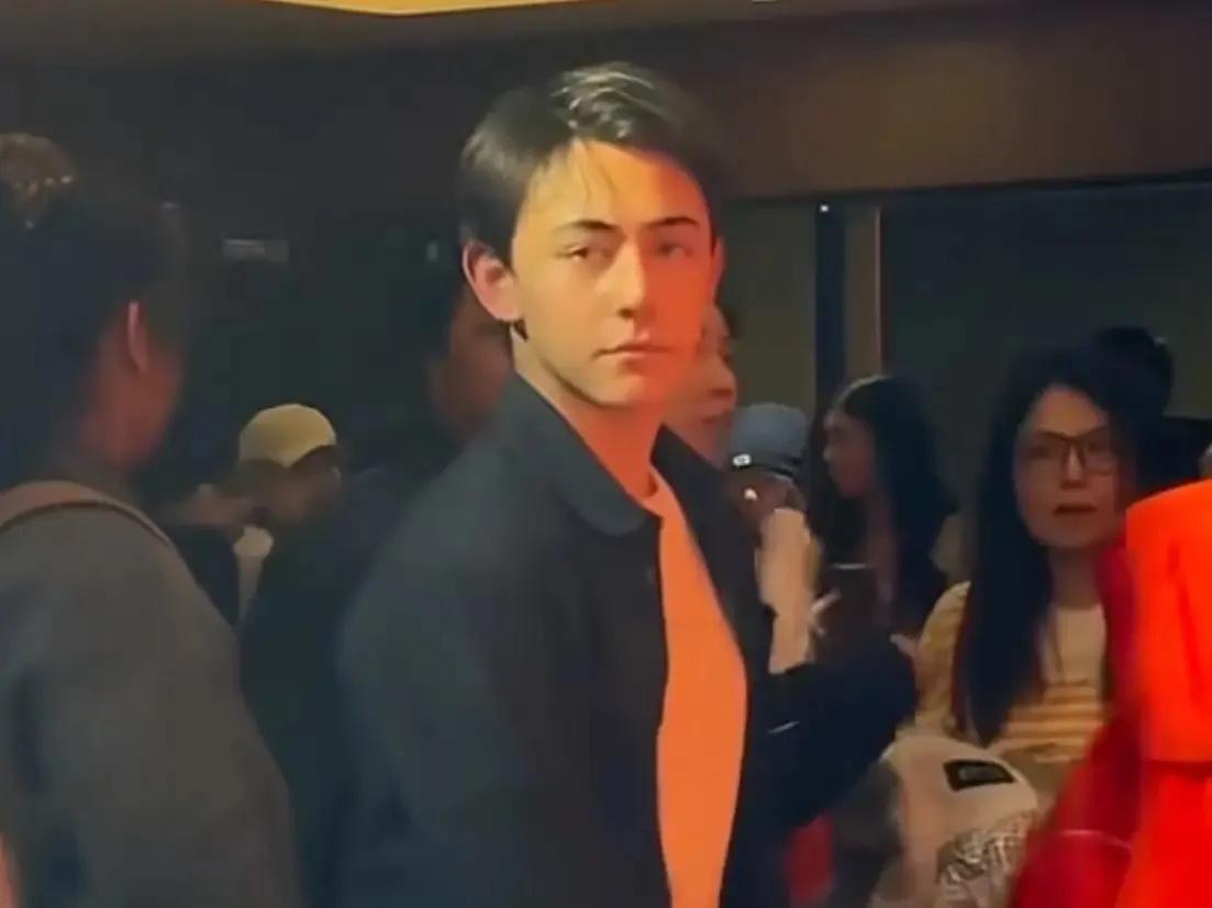应该是在星二代里气质非常独特的存在吧！

演员刘烨16岁的混血儿子诺一！

他参