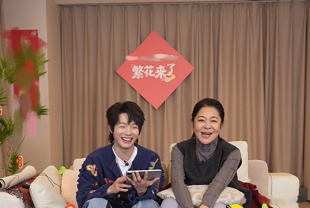 李小冉被恶评气到退群  倪萍今晚直播大爆料啊！说《一路繁花》播完后，向太和李小冉