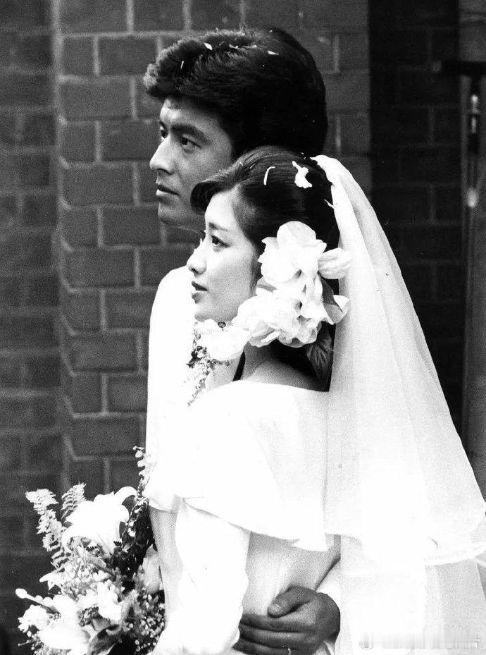 1980年，山口百惠和三浦友和山口百惠和三浦友和是演艺圈的模范夫妻。他们从 19