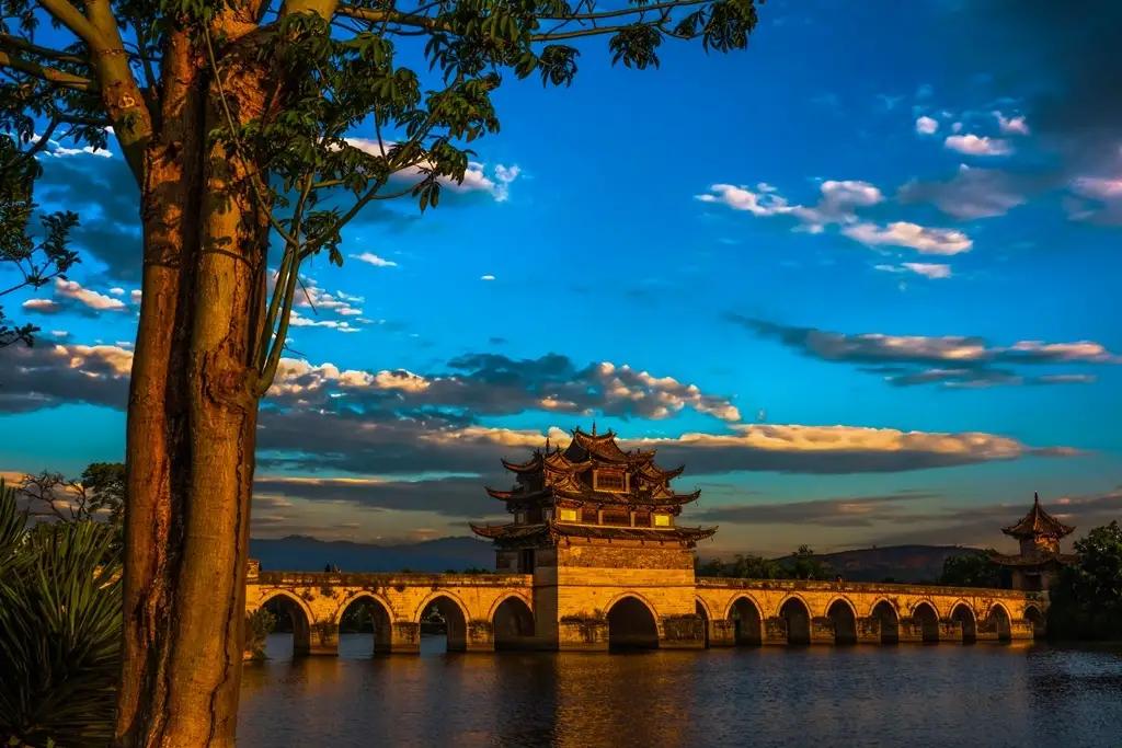 世间万千生活，独有一种，叫云南。

提起云南，你脑海里浮现的会是什么？是那绵延不