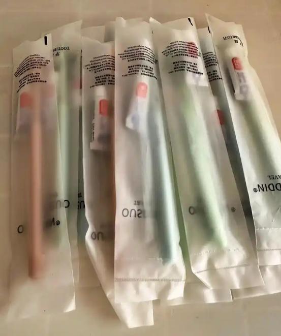 如果不是央视记者卧底暗访，这事还要瞒我们多久？堆积如山的废旧化工桶、破拖鞋，在作
