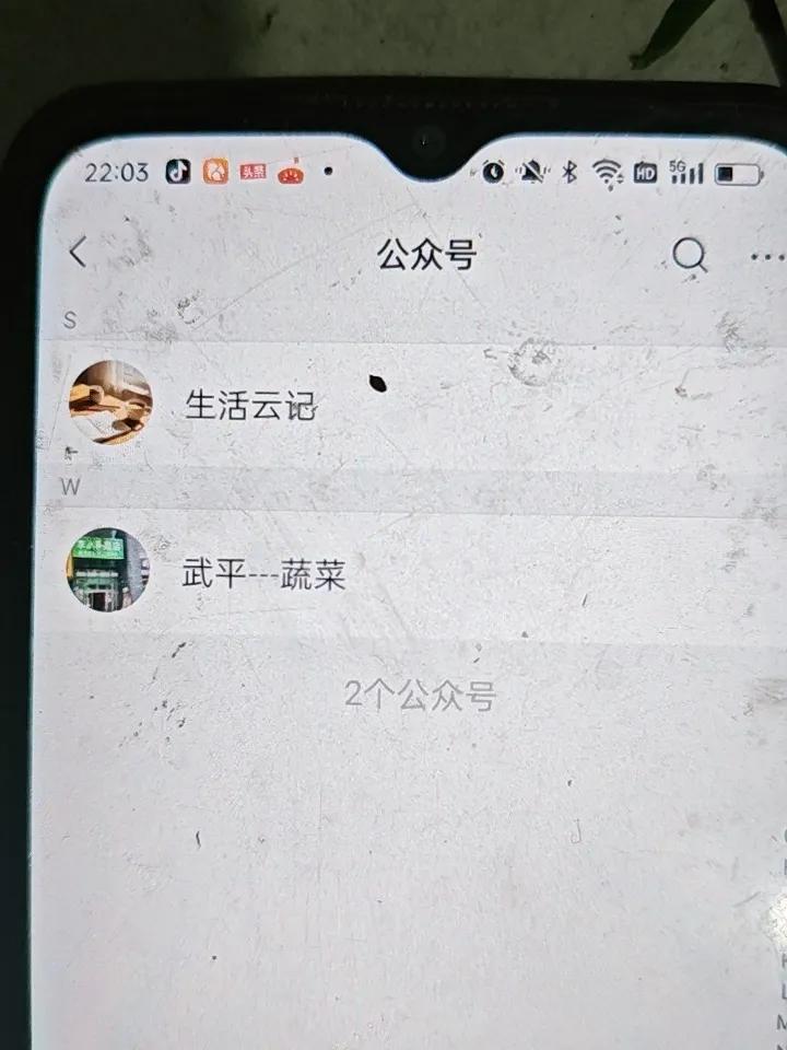 头条与公众号的区别：
第一；在头条里，亲戚朋友，家长里短都可以谈论；在公众号里，
