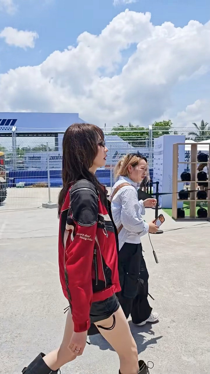 一身赛车服奔赴赛道，高挑身形撑起酷飒氛围感，打破固有温柔标签，甜飒反差感拉满，全