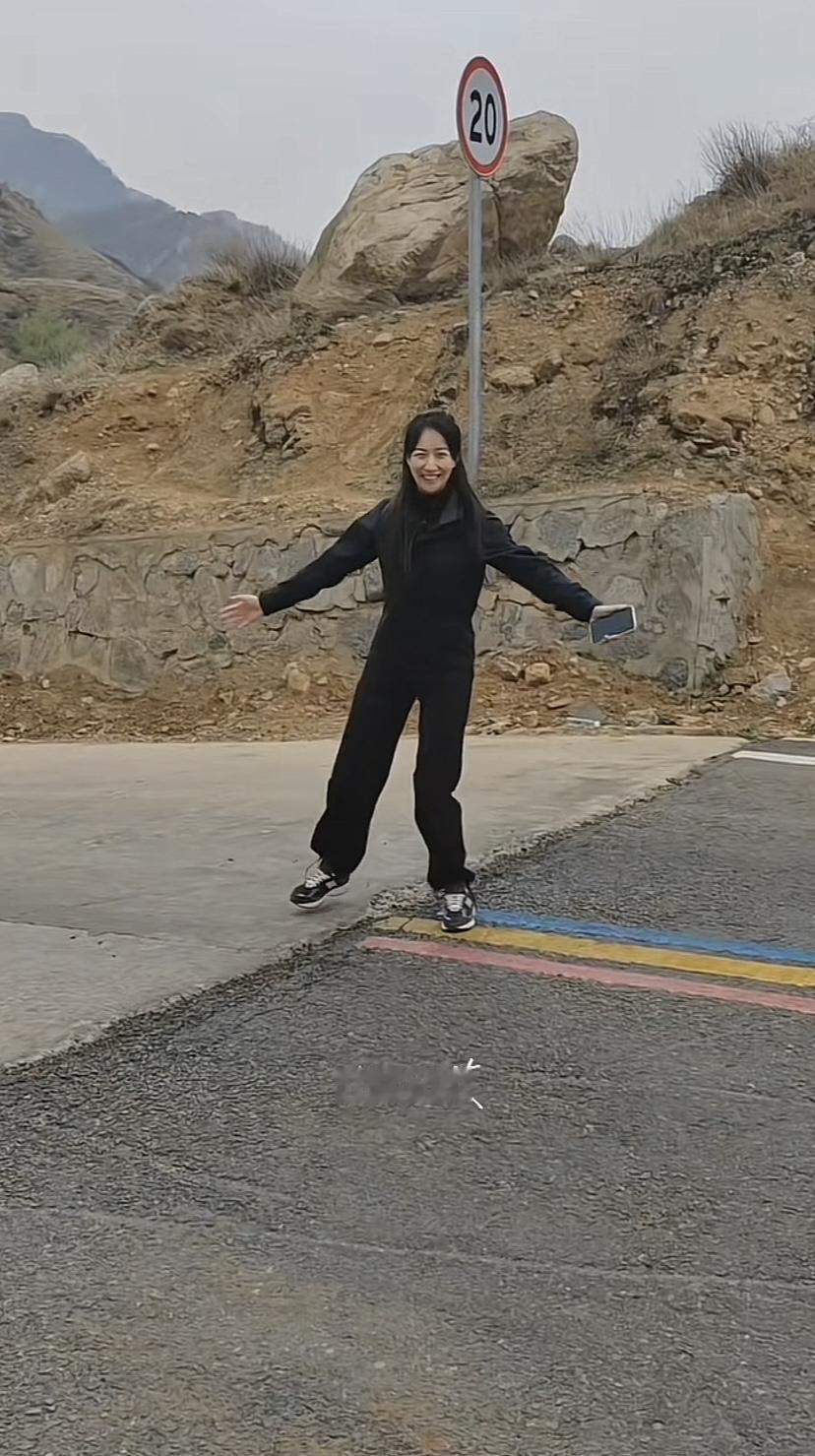 山西人、河北人看过来，到底哪边是山西？一女在边界上跳来跳去，山西人羡慕河北的柏油