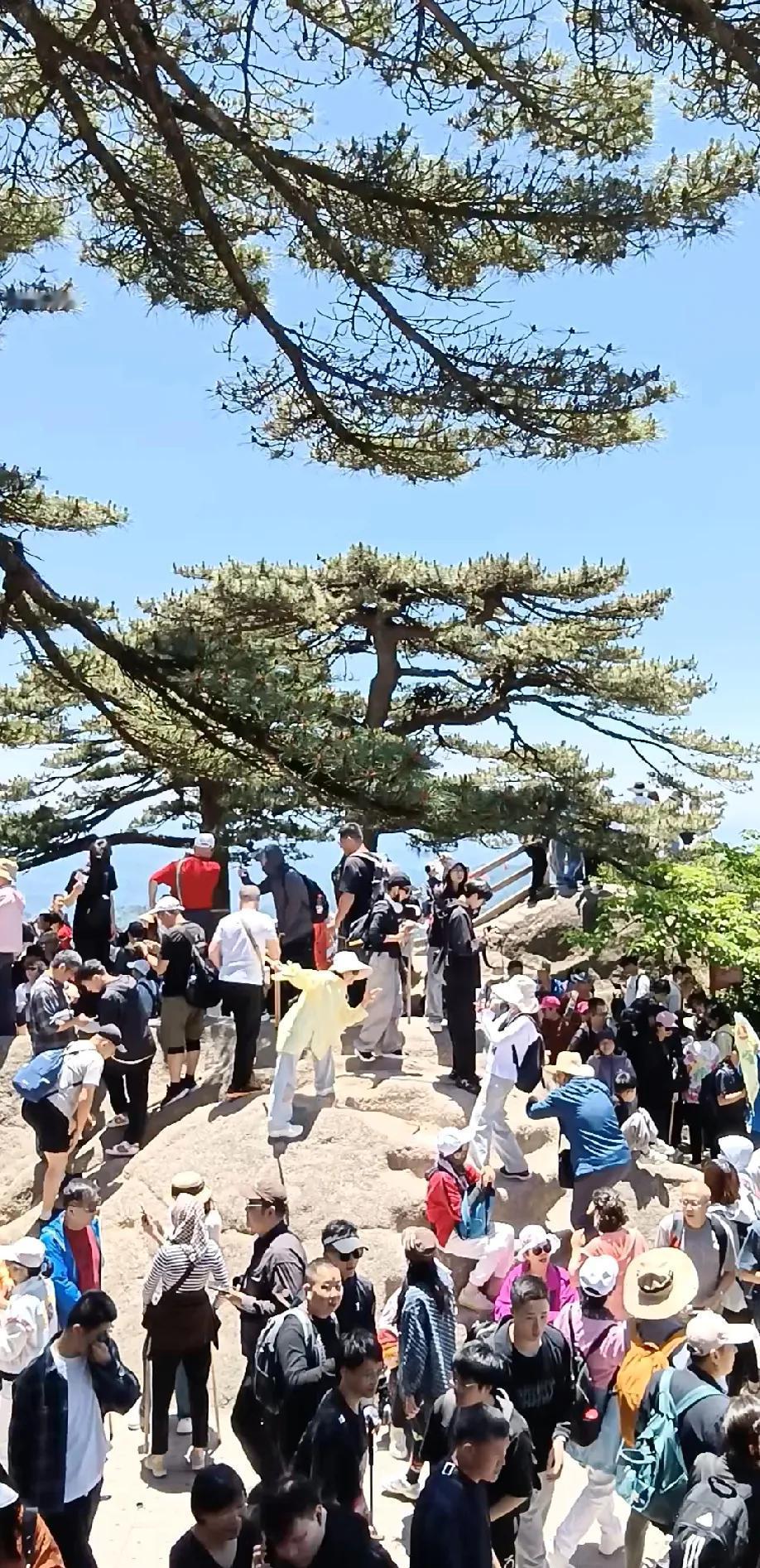 上联：日日开开心心，诚邀下联…以下几个下联供您选：天天顺顺当当；年年健健康康；时