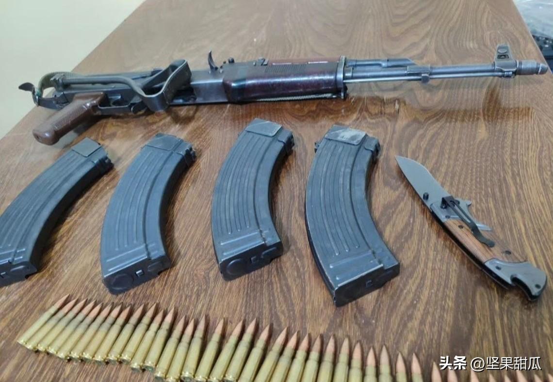 伊朗逮捕一个巴列维小队，他们带着精锐的装备，随时准备浑水摸鱼制造事端。这些队伍得