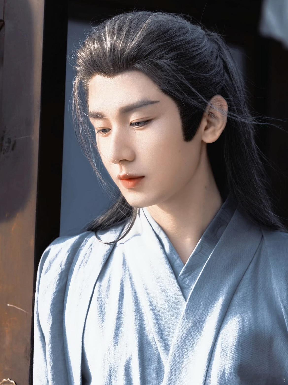 微博之夜四大才子预测感觉会有成毅和罗云熙今年他俩的戏都还蛮多的不知道侯明昊会不会