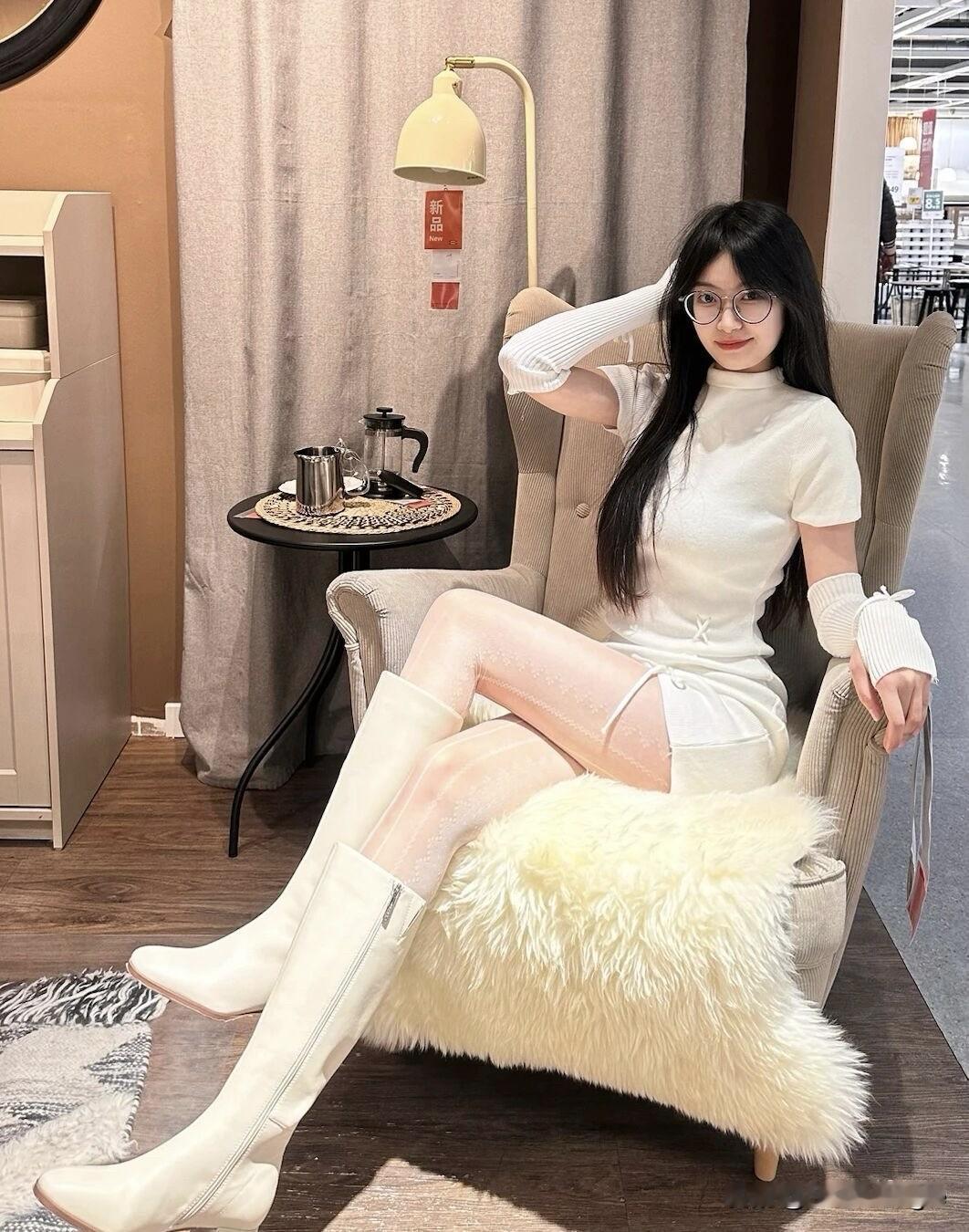 优雅白裙少女，坐在毛绒绒的椅子上，甜美微笑，时尚穿搭