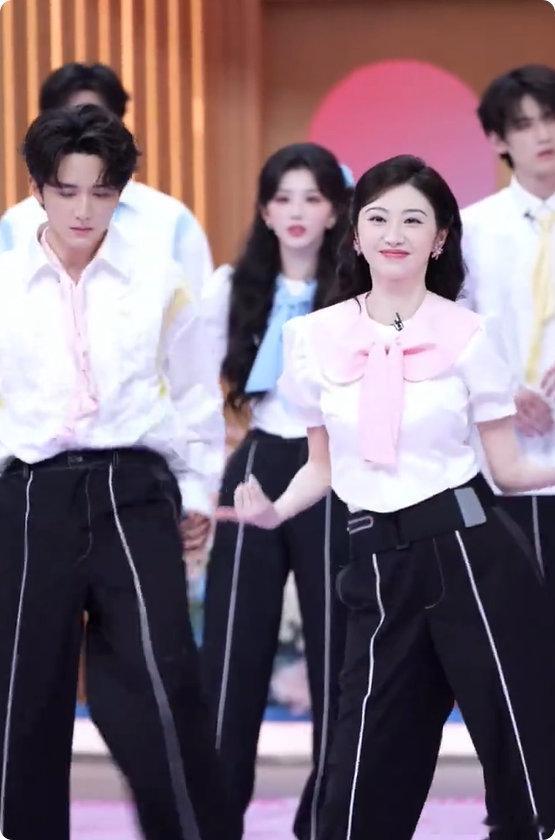 景甜不愧是北舞出来的你好星期六北舞出身的功底真的不一样，景甜跳舞舒展又大气，气质