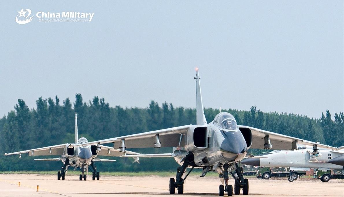 空军航空兵某大队歼轰-7A空对地作战训练。