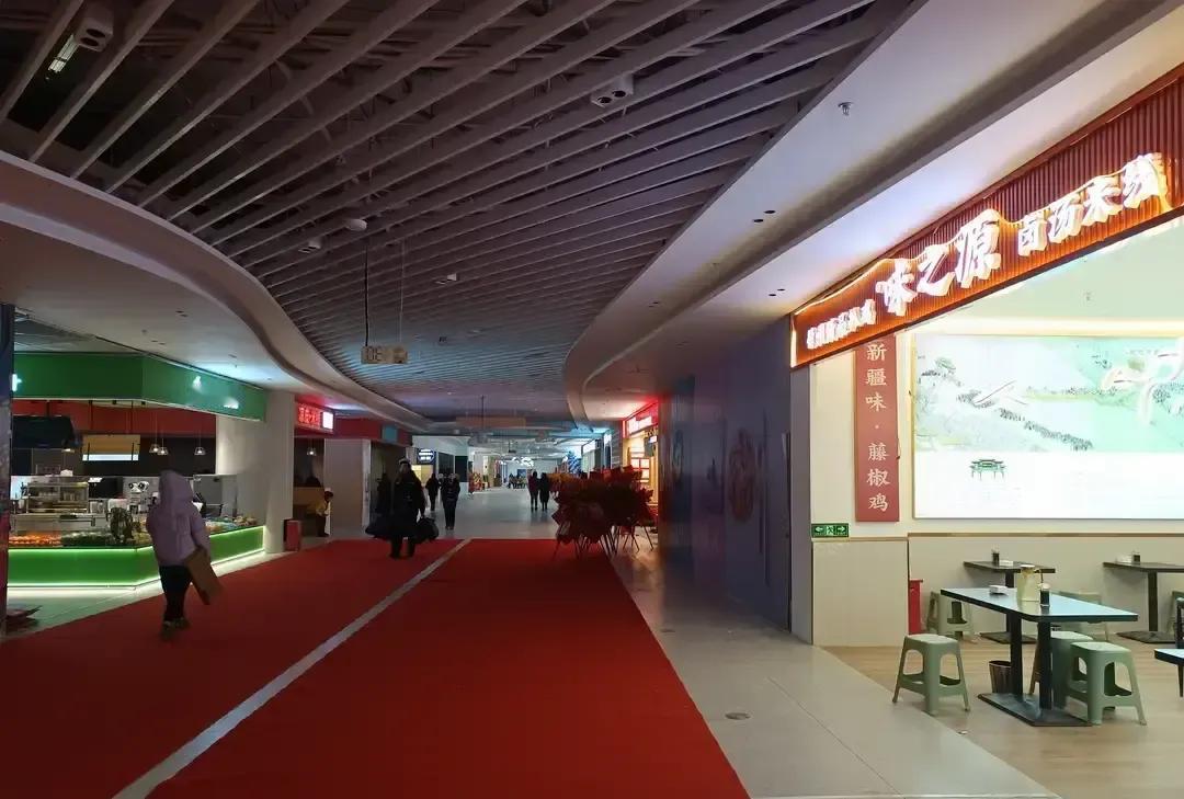 澳龙广场把原来那间大超市砍了三分之一，改成亮堂堂的精品小店，生鲜零食摆得跟展柜似