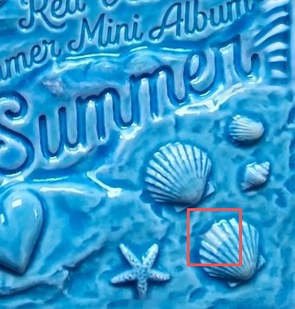 原本万众期待的夏日回归日程海报，直接爆出舆论争议，网友放大画面后，在贝壳纹样里找